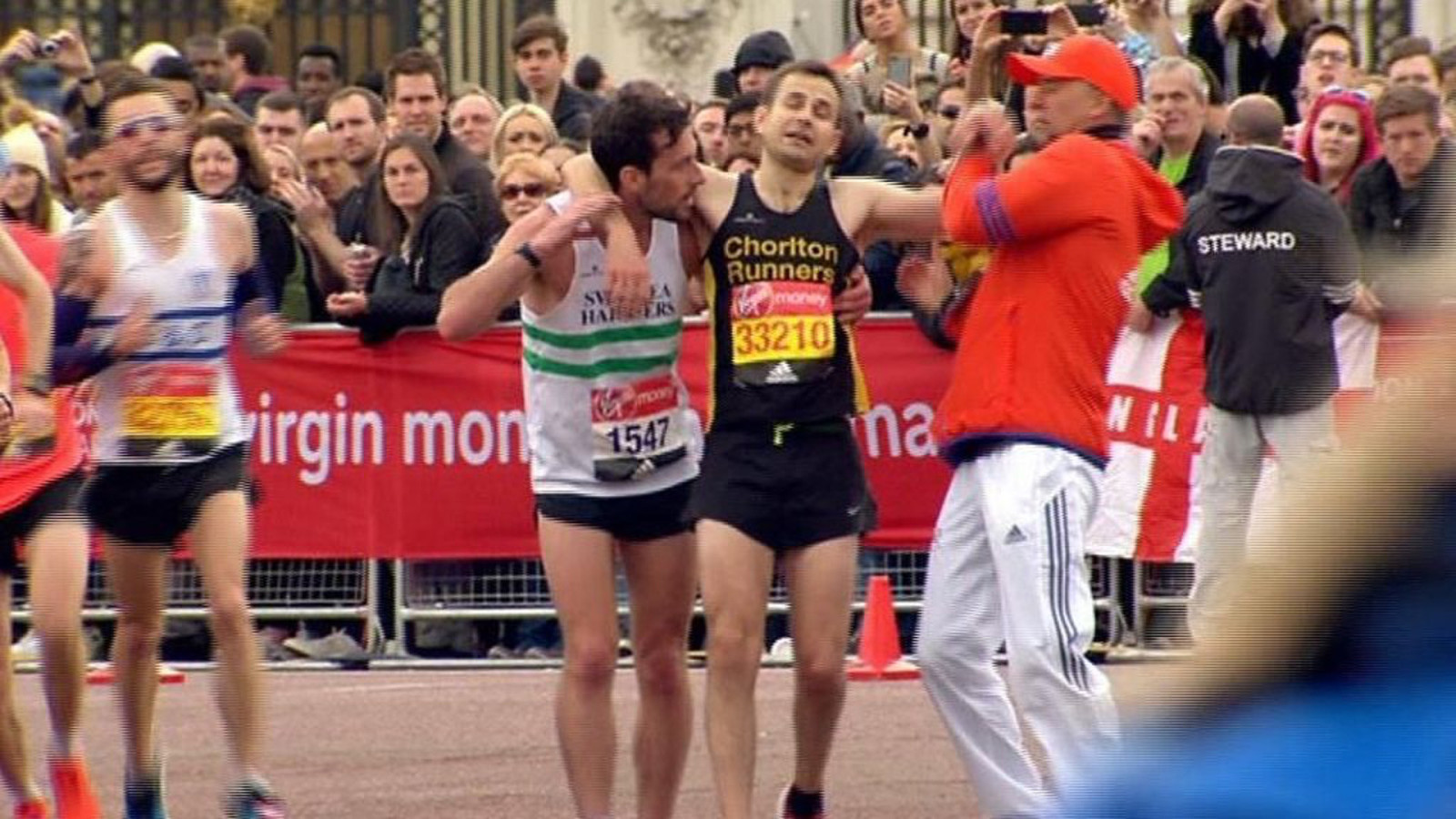 My finish результаты. David on London Marathon. David London Marathon. На марафоне донесли до финиша фото. Runner helping other Runner.